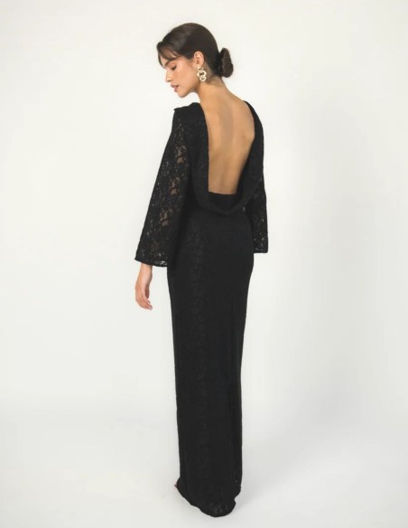 Vestido largo negro de encaje de terciopelo con espalda descubierta y mangas mariposa para invitada