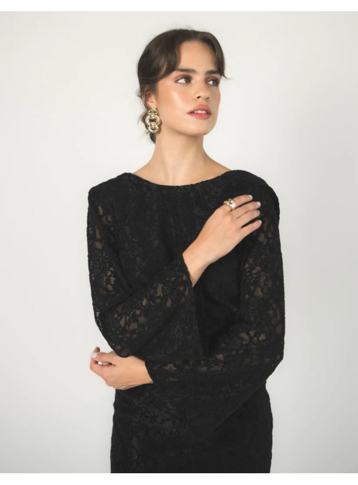 Vestido negro largo de terciopelo con espalda descubierta y escote pronunciado en forma de U.