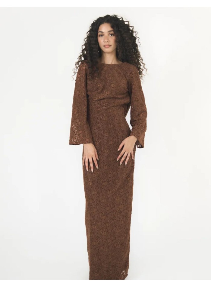 Robe longue marron caramel avec dos nu et décolleté drapé en forme de U.
