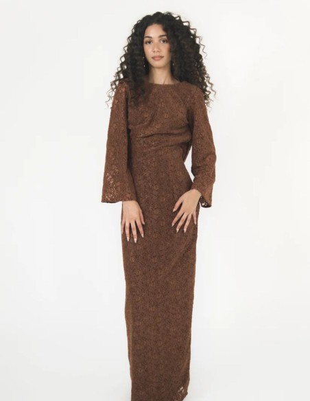Robe longue marron caramel avec dos nu et décolleté drapé en forme de U.