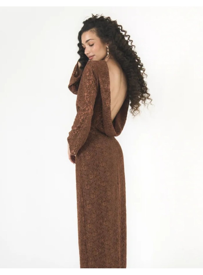 Vestido largo en color marrón caramelo, confeccionado en encaje de terciopelo.