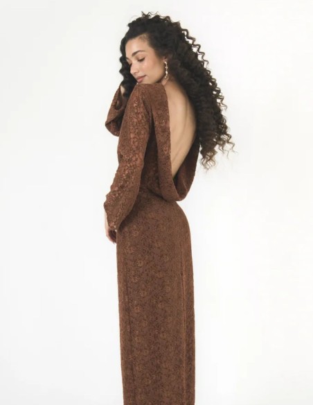 Robe marron caramel en dentelle de velours avec manches papillon fluides et dos nu.