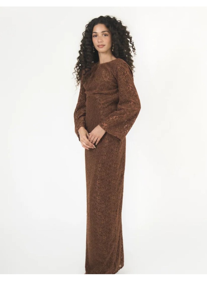 Robe longue marron caramel en dentelle de velours avec manches longues papillon et coupe légèrement ajustée.