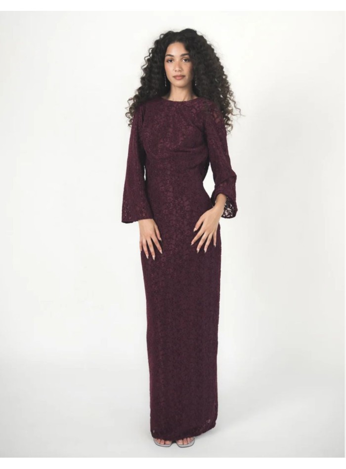 Robe longue couleur prune en dentelle de...