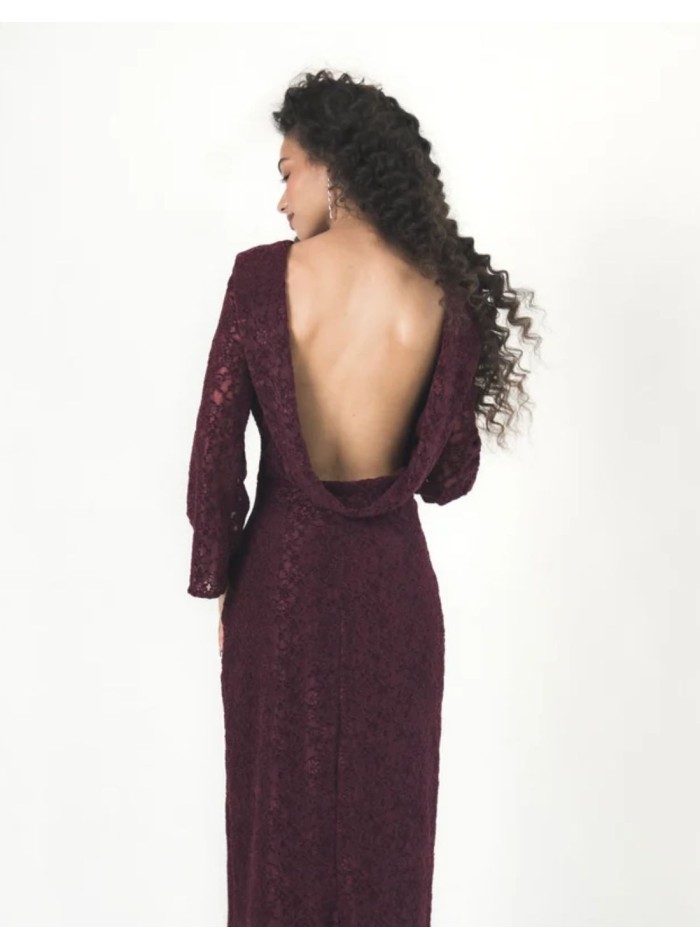 This long plum-colored dress stands out for its velvet lace fabric and a flowing silhouette that gently contours the body.