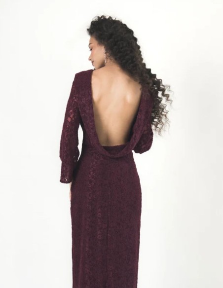 This long plum-colored dress stands out for its velvet lace fabric and a flowing silhouette that gently contours the body.
