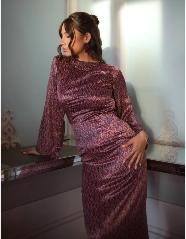 Vestido largo color mora con estampado árabe, espalda descubierta y mangas mariposa