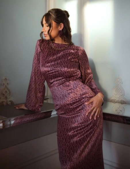 Vestido largo color mora con estampado árabe, espalda descubierta y mangas mariposa
