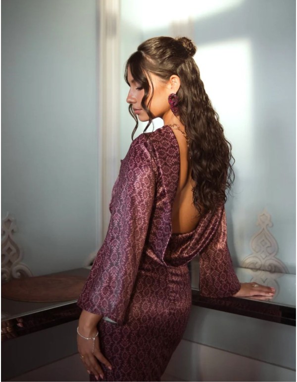 Vestido largo color mora con estampado árabe, espalda descubierta y mangas mariposa 2