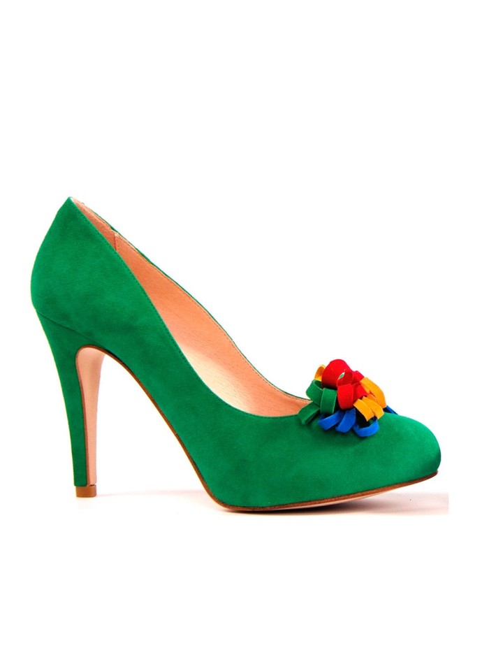 Zapatos de salón de ante verde con lazo multicolor en INVITADISIMA