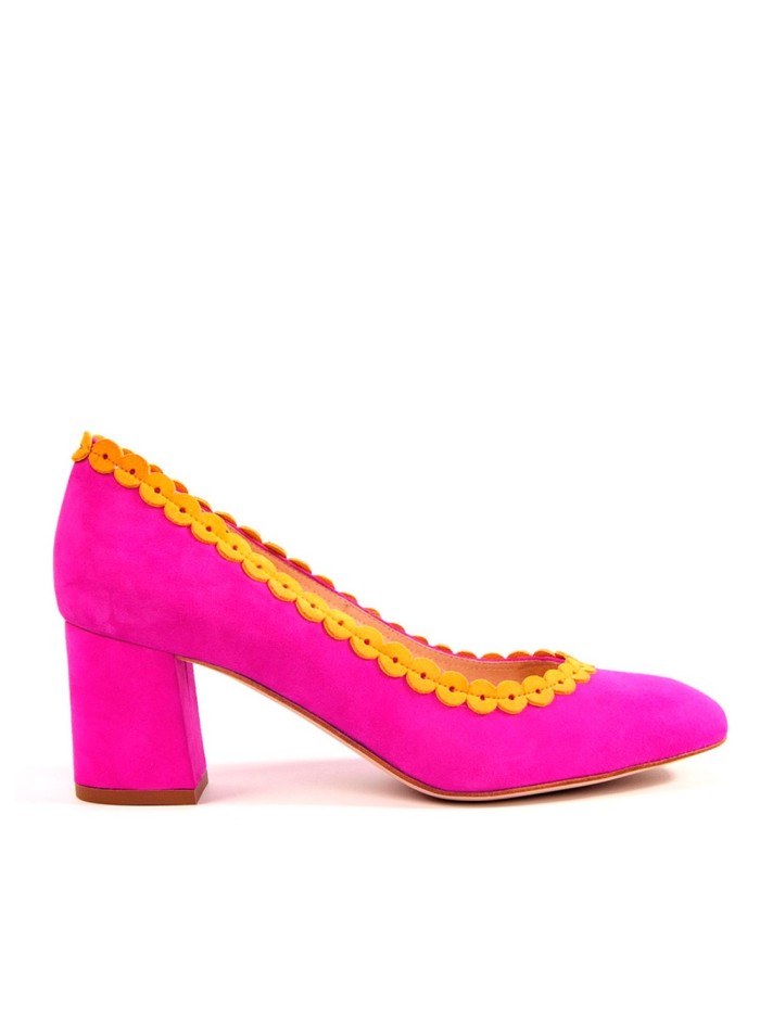 Fuchsia suede lounge shoes with mustard detail at INVITADISIMA by Robert Vetusta