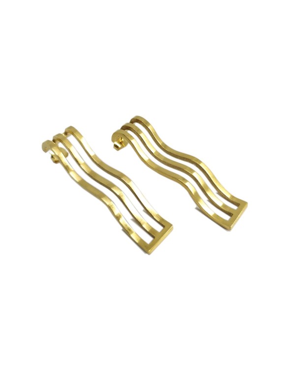 Long gold-plated brass party earrings at INVITADISIMA