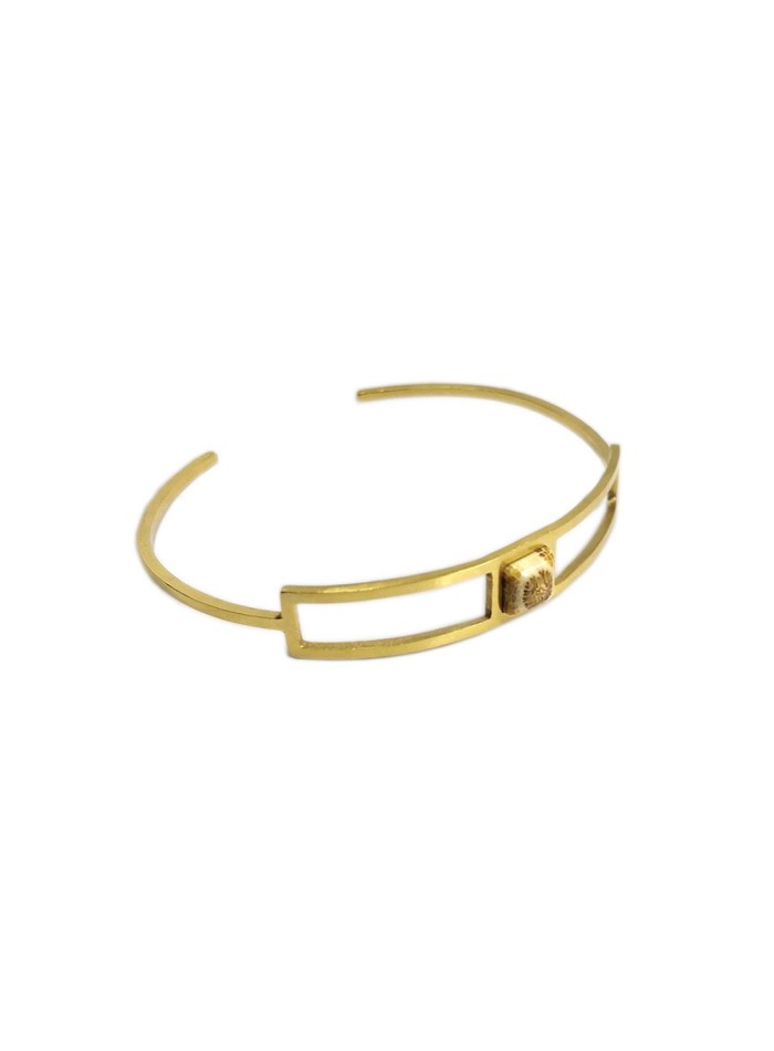 Gold plated brass guest bracelet at INVITADISIMA by Joliet Joyas