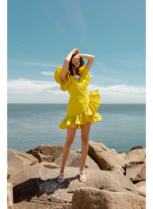 Short yellow party dress with flounces and angel sleeves at INVITADISIMA