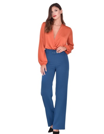 Straight legged high rise trousers with a belt