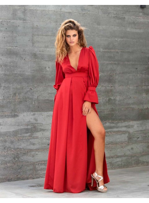 Long dress with long sleeves and deep neckline at INVITADISIMA by MAUI Official