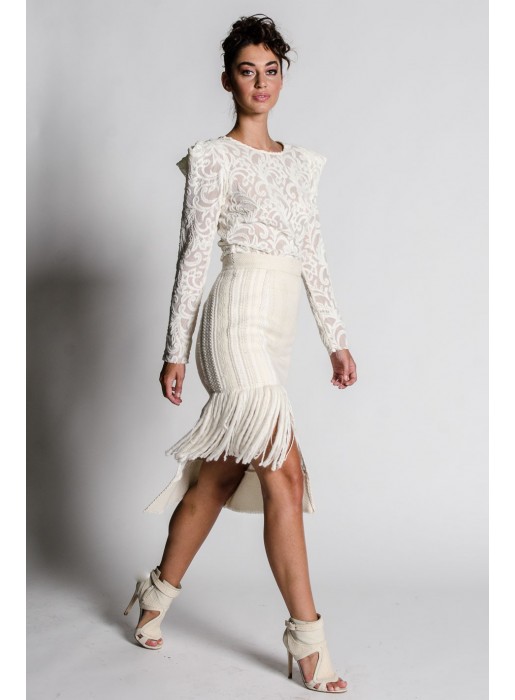 Falda midi blanca de flecos con combinación de texturas
