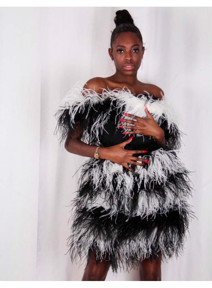 Mini vestido de plumas de avestruz blanco y negro en INVITADISIMA