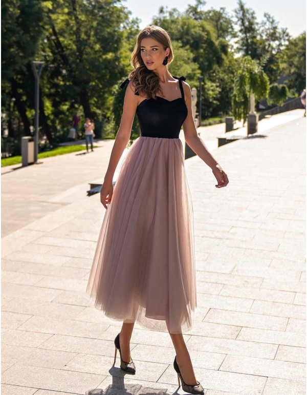 Vestido cóctel negro y rosa empolvado con falda de tul y tirantes lazo de Auguro Sempre