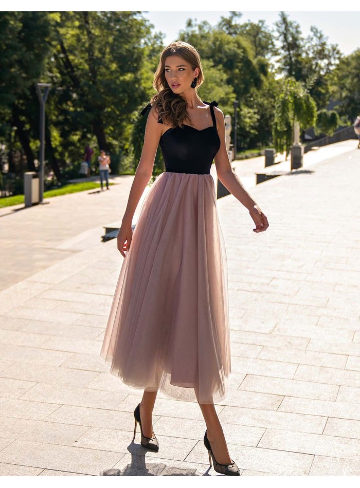 Black and pink powdered cocktail dress with tulle skirt and bow straps at INVITADISIMA