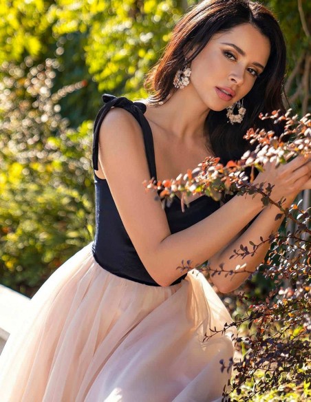 Vestido cóctel negro y rosa empolvado con falda de tul y tirantes lazo en INVITADISIMA Vestido cóctel negro y rosa empolvado con falda de tul y tirantes lazo en INVITADISIMA