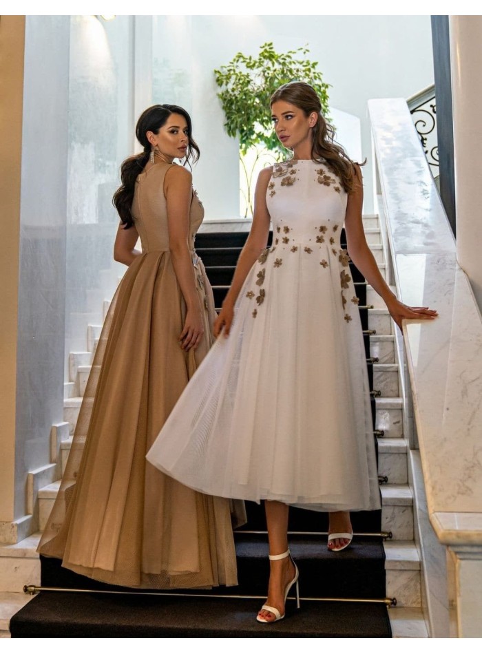 Vestido de cóctel con falda de tul y flores en 3D de Auguro Sempre