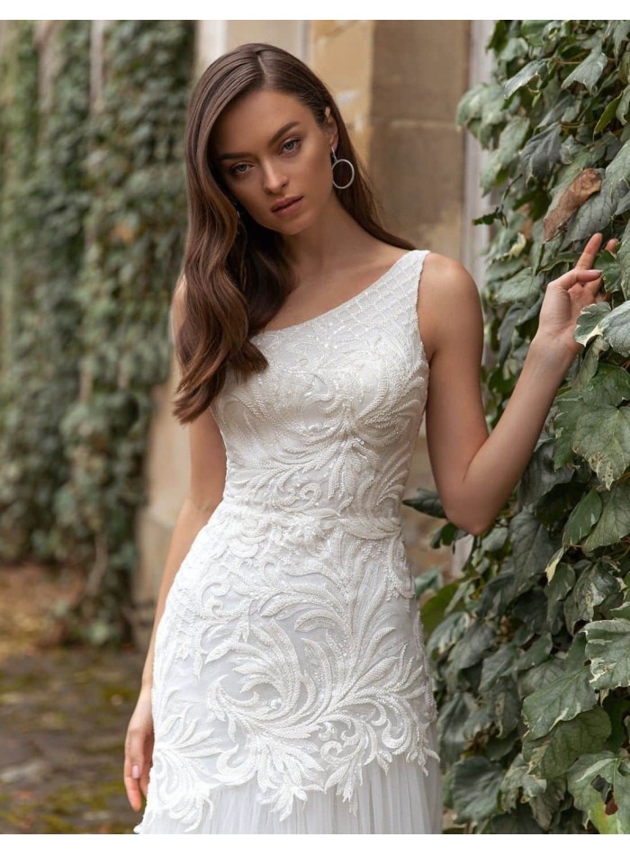 Vestido de novia con bordado de pedrería y hombro descubierto de Pollardi