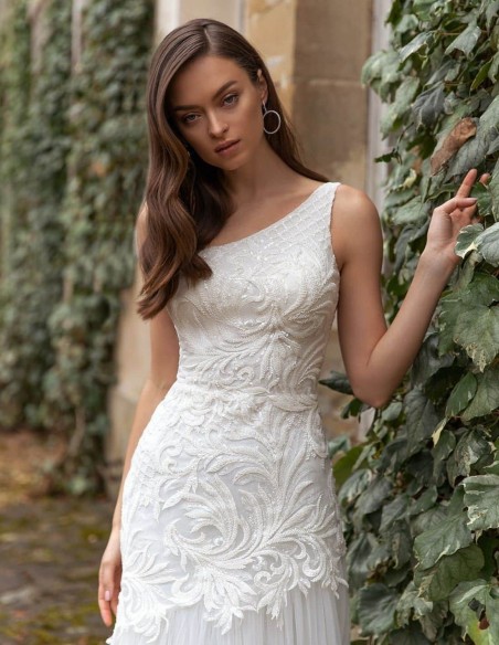 Vestido de novia con bordado de pedrería y hombro descubierto de Pollardi Vestido de novia con bordado de pedrería y hombro descubierto de Pollardi
