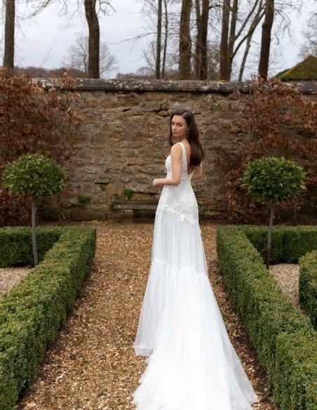 Vestido de novia con bordado de pedrería y hombro descubierto precioso Vestido de novia con bordado de pedrería y hombro descubierto precioso