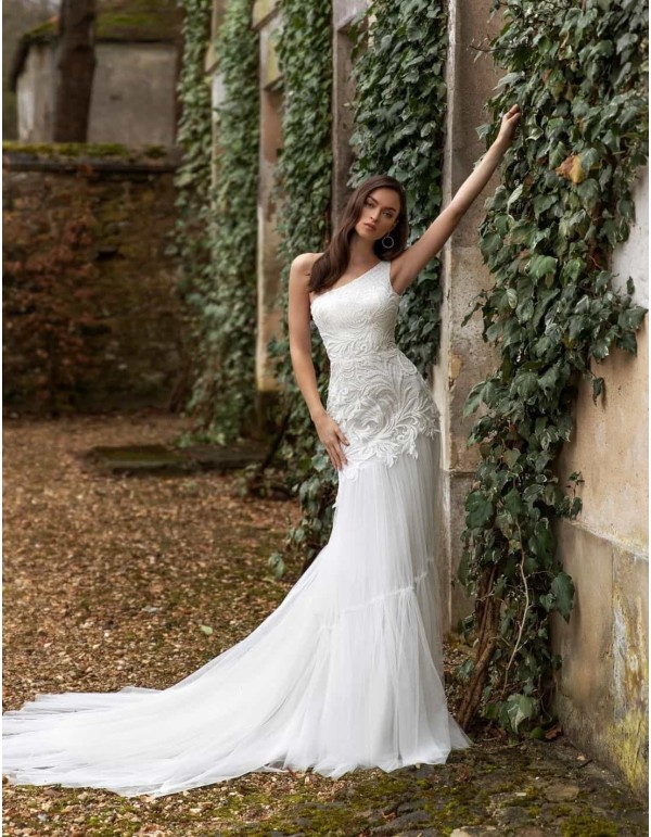 Vestido de novia con bordado de pedrería y hombro descubierto en INVITADISIMA