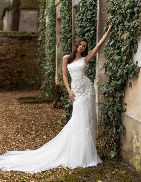 Vestido de novia con bordado de pedrería y hombro descubierto en INVITADISIMA Vestido de novia con bordado de pedrería y hombro descubierto en INVITADISIMA