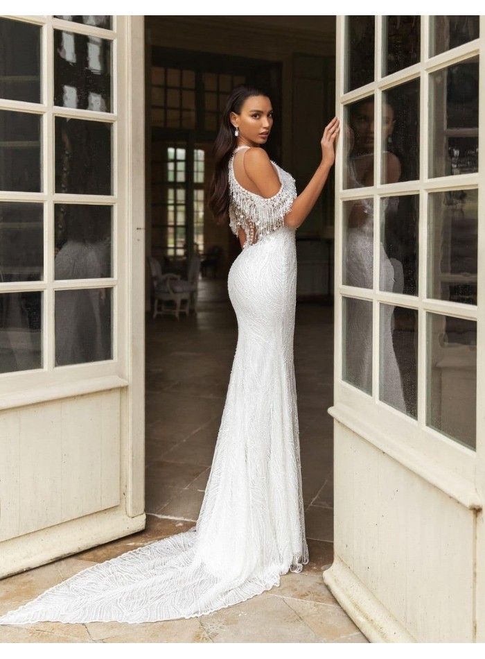 Vestido de novia con escote halter y hombros caídos | INVITADISIMA Vestido de novia con escote halter y hombros caídos | INVITADISIMA