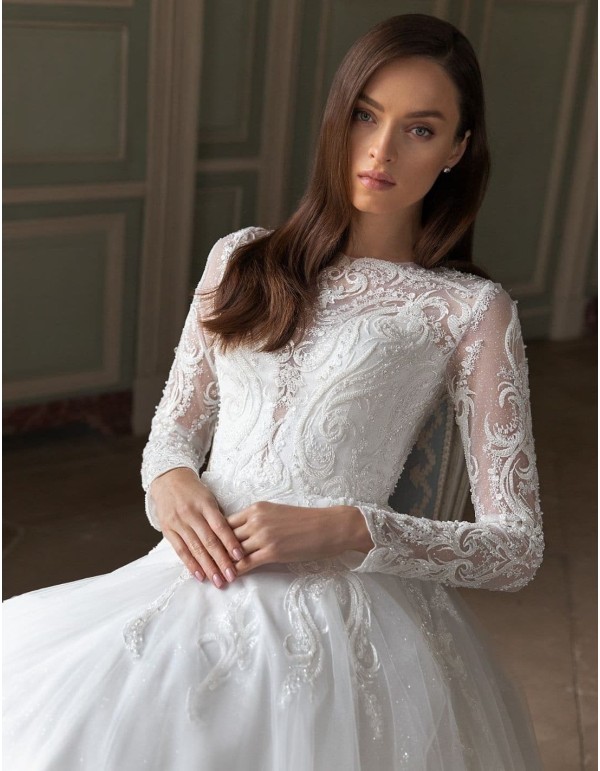Vestido de novia con corte princesa con mangas efecto tatuaje 2