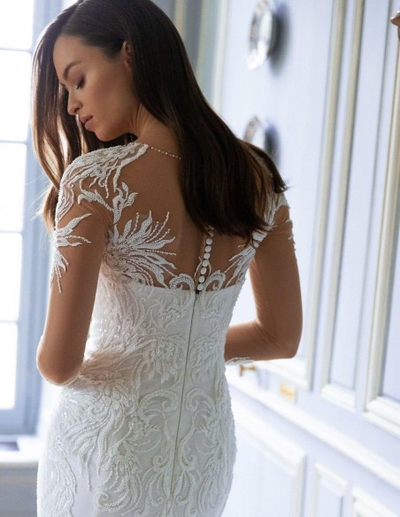 Wedding dress with embroidered tattoo effect sleeves and voluminous tail beautiful Wedding dress with embroidered tattoo effect sleeves and voluminous tail beautiful