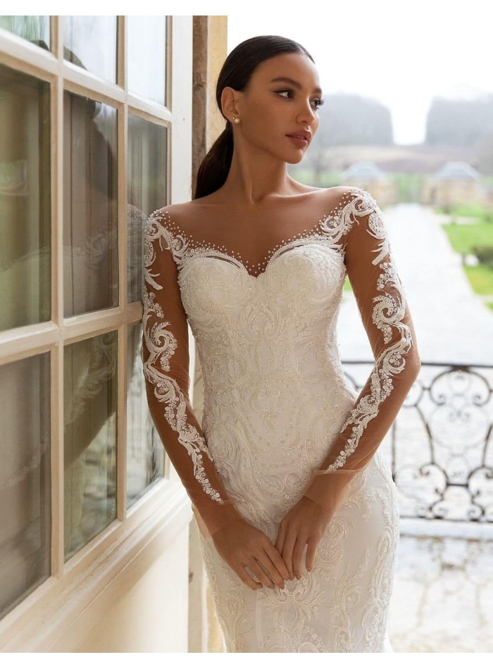 Wedding dress with heart neckline and tattoo effect sleeves at INVITADISIMA