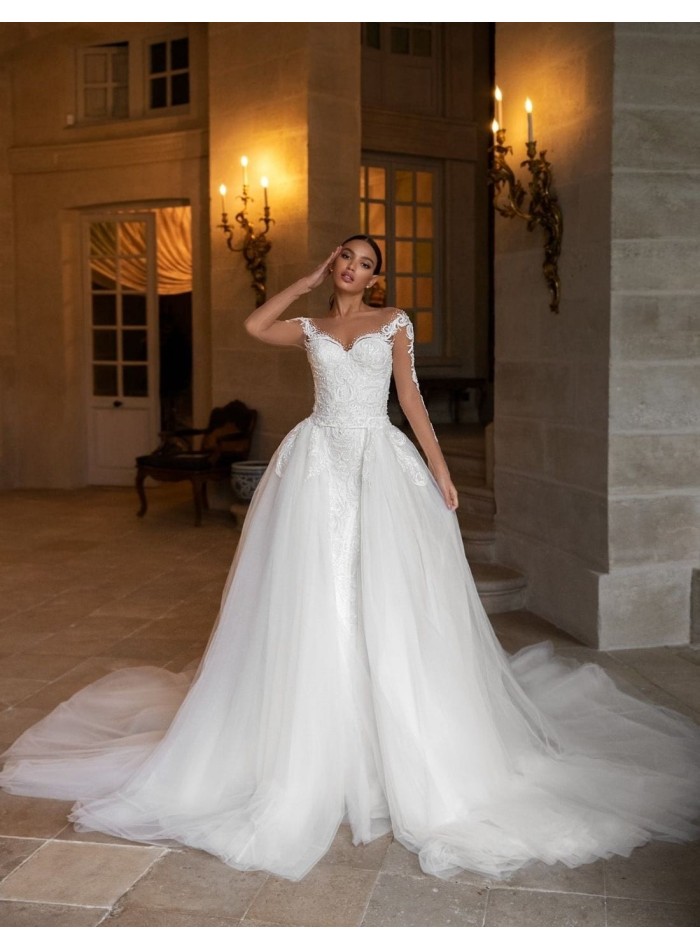 Vestido de novia con escote corazón y mangas con efecto tatuaje precioso