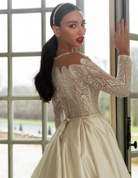 Vestido de novia con corte princesa y maxi cola en INVITADISIMA Vestido de novia con corte princesa y maxi cola en INVITADISIMA