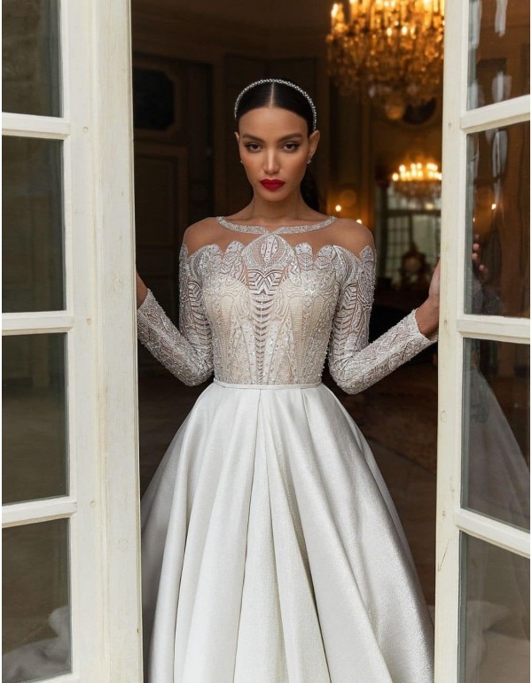 Vestido de novia con corte princesa y maxi cola en INVITADISIMA 2