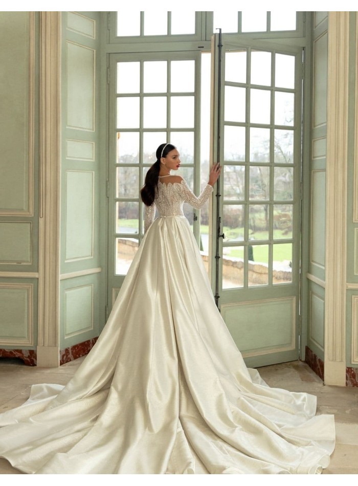 Vestido de novia con corte princesa y maxi cola de Pollardi