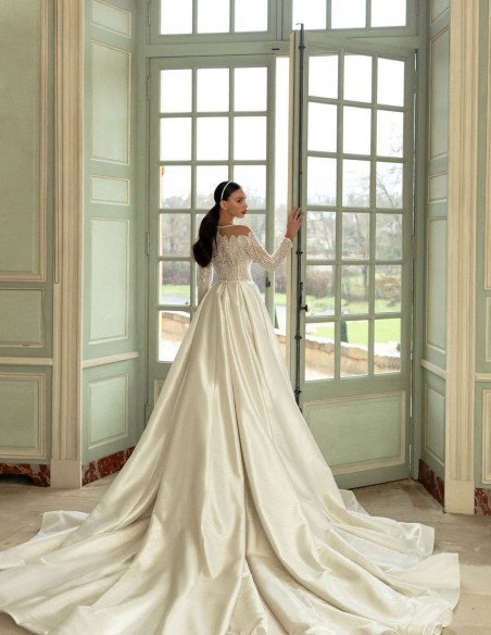 Vestido de novia con corte princesa y maxi cola de Pollardi Vestido de novia con corte princesa y maxi cola de Pollardi