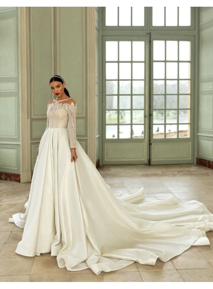 Vestido de novia con corte princesa y maxi cola