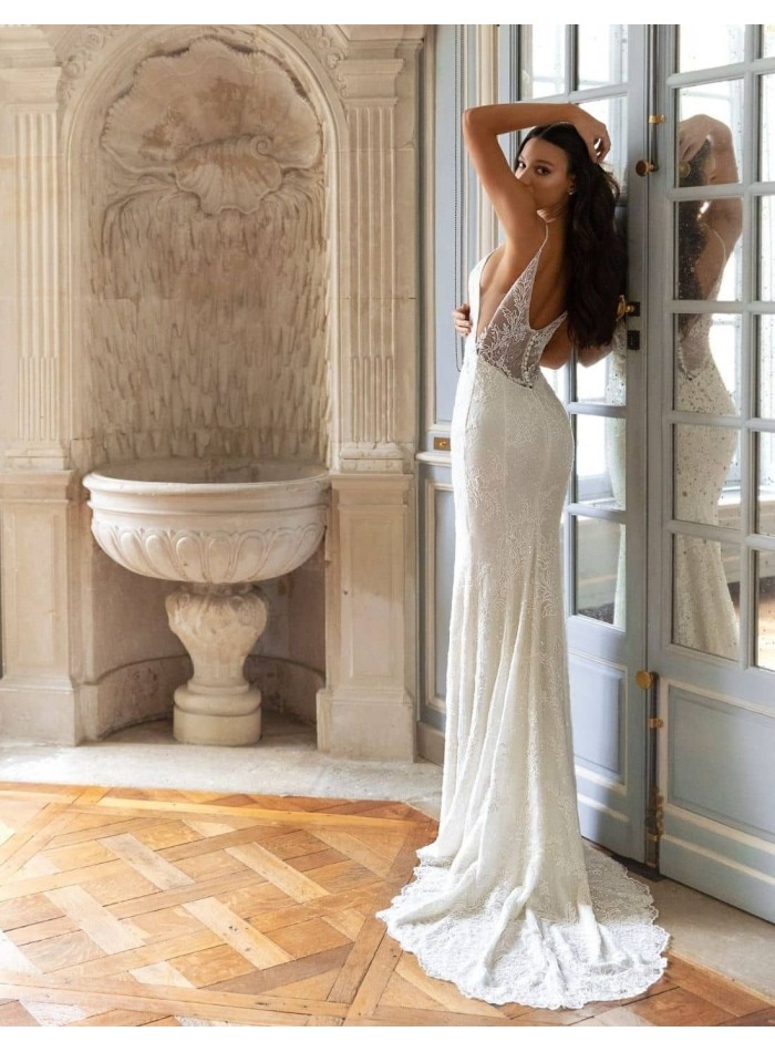 Vestido de novia con escote en V pronunciado y cola desmontable