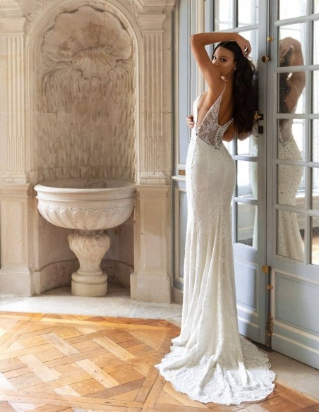 Vestido de novia con escote en V pronunciado y cola desmontable Vestido de novia con escote en V pronunciado y cola desmontable