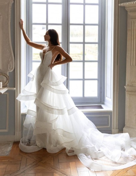Vestido de novia con escote en V pronunciado y cola desmontable de Pollardi Vestido de novia con escote en V pronunciado y cola desmontable de Pollardi