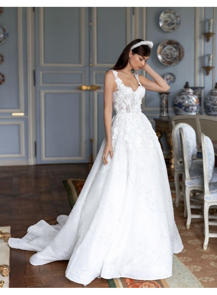 Vestido de novia con corte princesa de tirantes y escote corazón