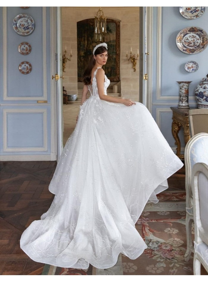 Vestido de novia con corte princesa de tirantes y escote corazón de Pollardi