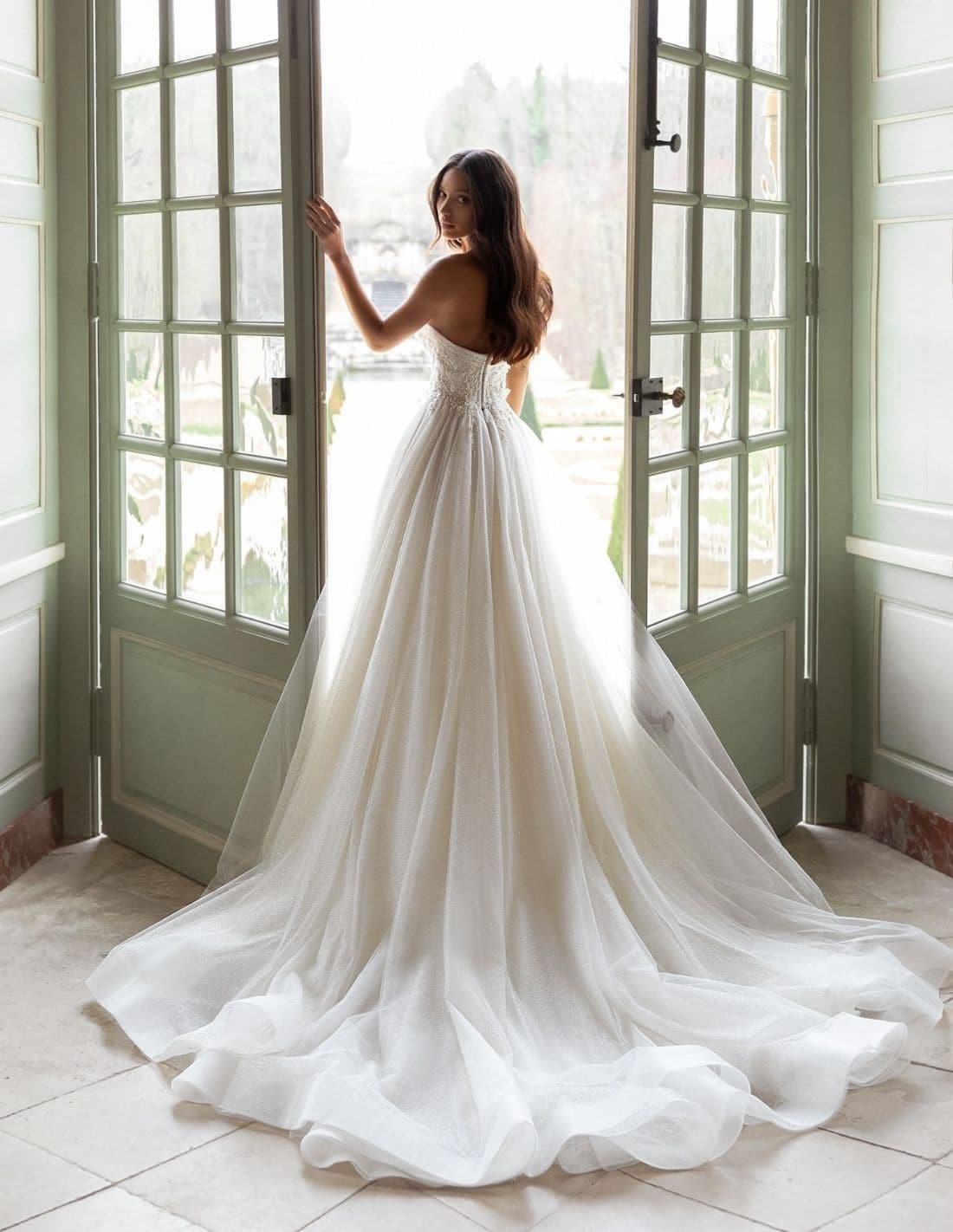 Vestido de novia con escote palabra de honor y corte princesa | INVITADISIMA