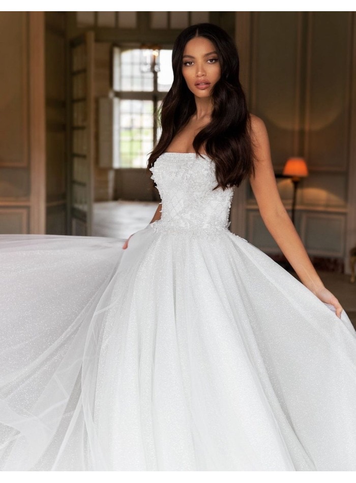 Wedding dress with strapless neckline and princess cut at INVITADISIMA