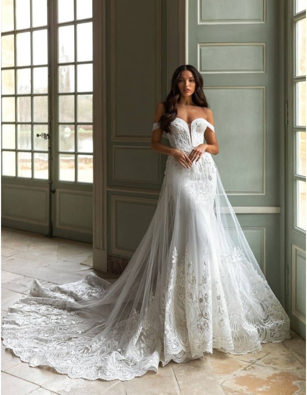 Wedding dress with boat neckline and maxi tail from Pollardi
