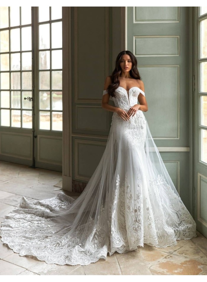 Wedding dress with boat neckline and maxi tail from Pollardi